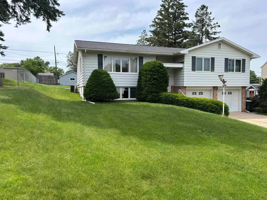 2620 Crestline Avenue, Waterloo, IA 50702 - #2