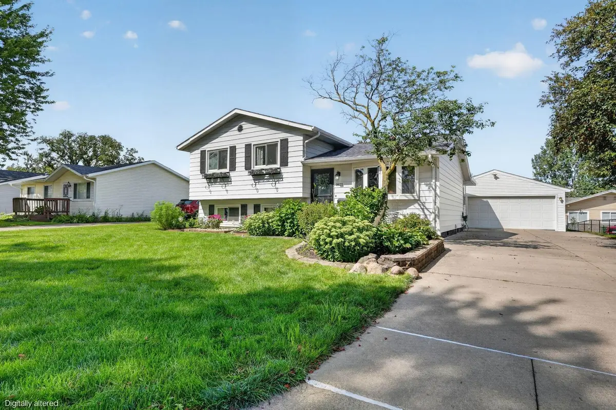 1921 Carriage Hill Drive, Waterloo, IA 50701 - #1