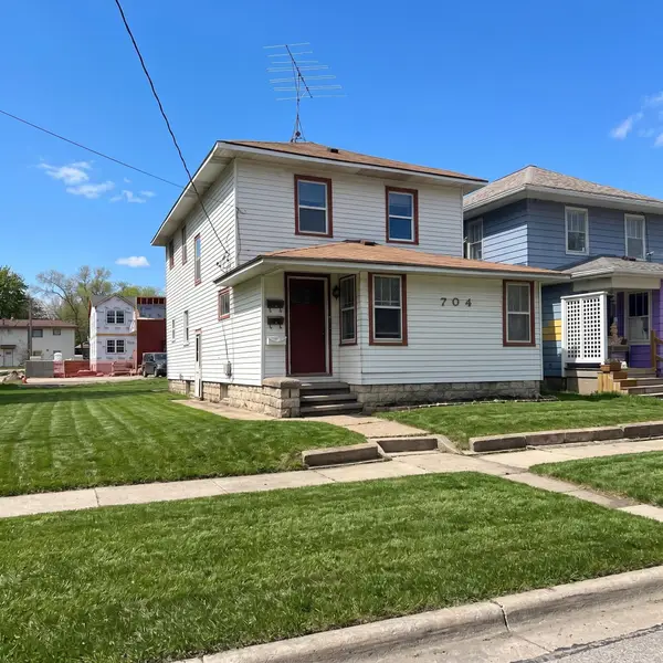 704 W 1st Street, Waterloo, IA 50701