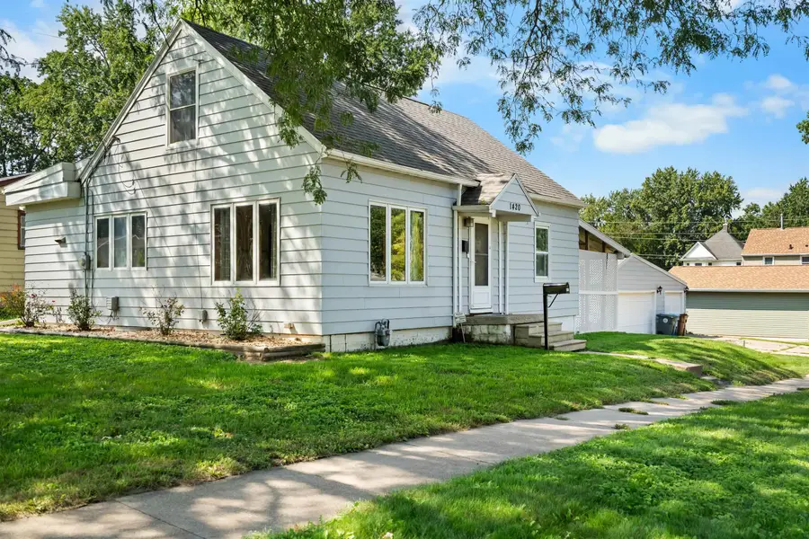 1420 E Mitchell Avenue, Waterloo, IA 50702 - #2