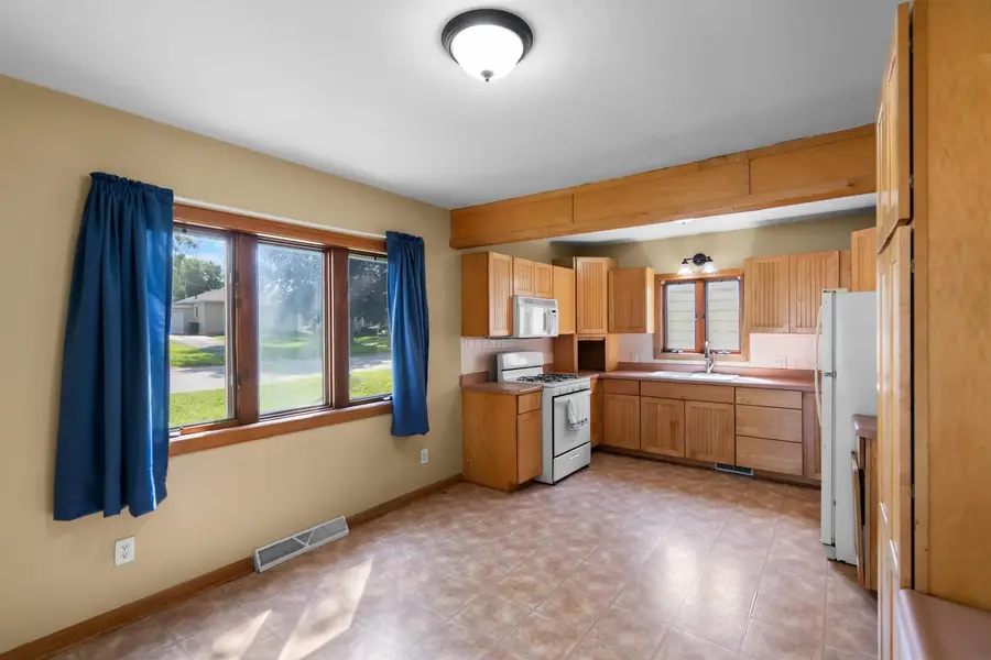 1420 E Mitchell Avenue, Waterloo, IA 50702 - #3