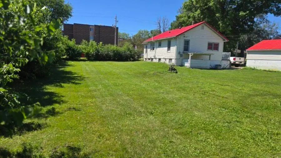 1821 E Ridgeway Avenue, Waterloo, IA 50702 - #3
