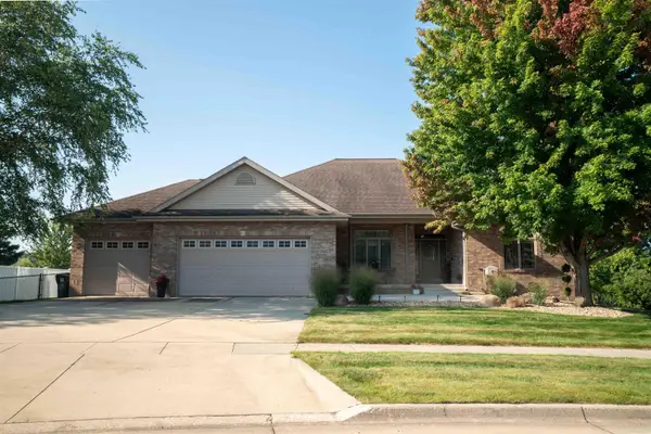 2603 Country Meadow Lane, Cedar Falls, IA 50613