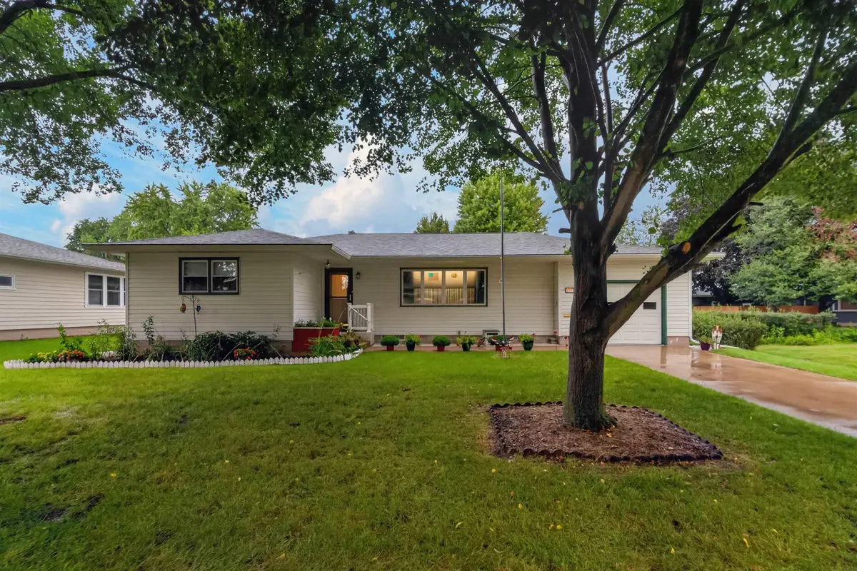 1714 3rd Ave Nw, Waverly, IA 50677 - #1