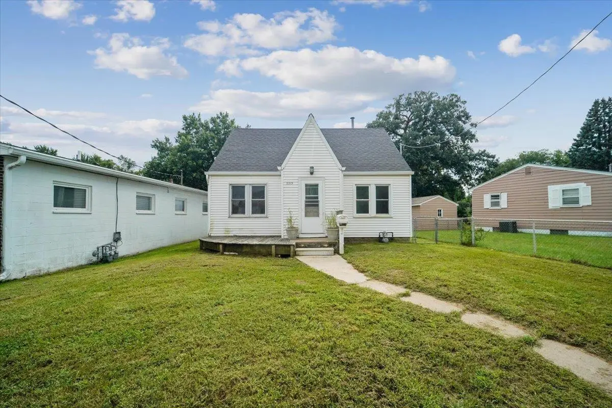 2215 Falls Avenue, Waterloo, IA 50701 - #1