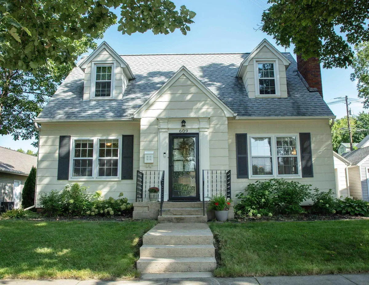 609 NE 1st Ave, Waverly, IA 50677 - #1