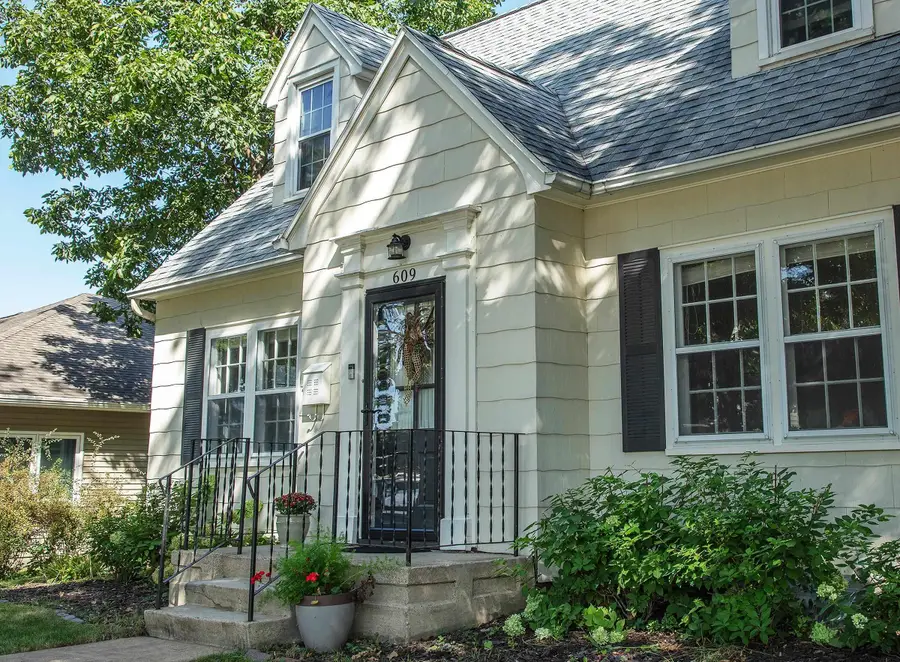 609 NE 1st Ave, Waverly, IA 50677 - #2