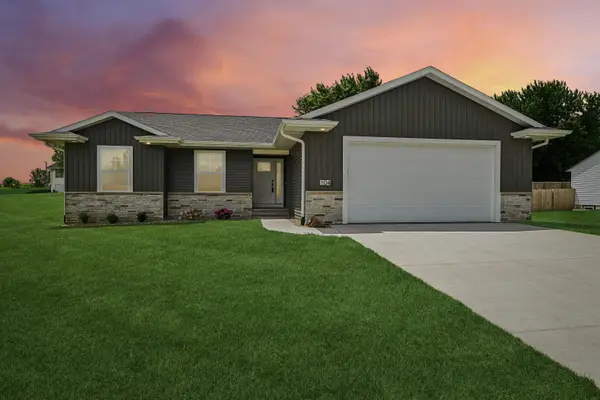 104 5th Ave Court, Coggon, IA 52218