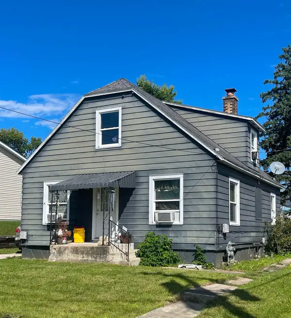 204 Iowa Ave, Decorah, IA 52101