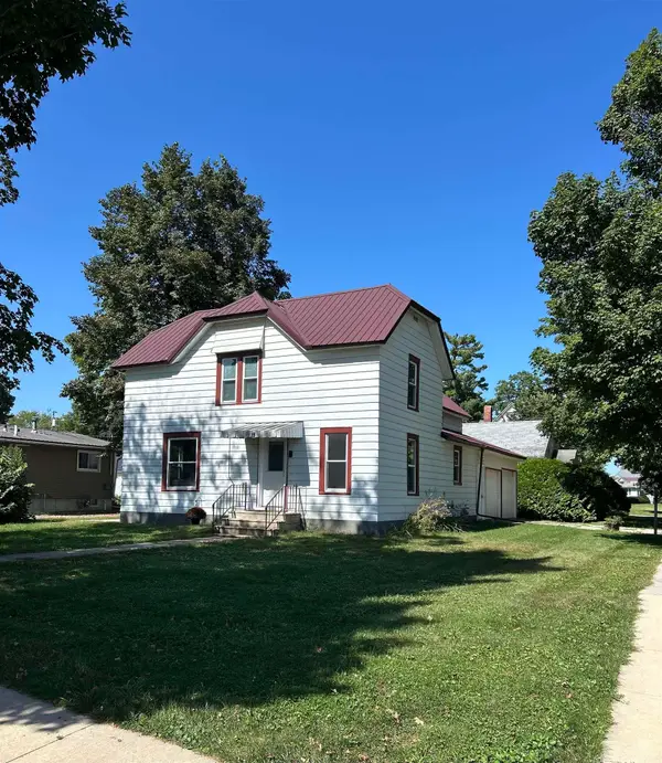 130 E 5th Avenue, Cresco, IA 52136