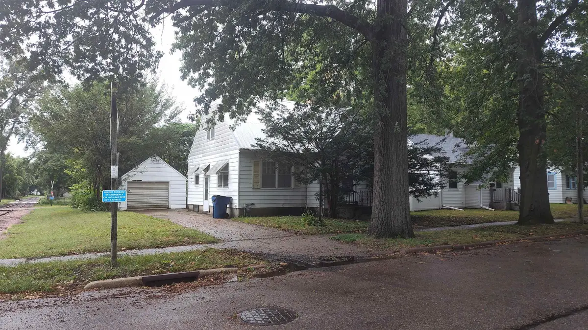 827 Kern Street, Waterloo, IA 50703 - #1