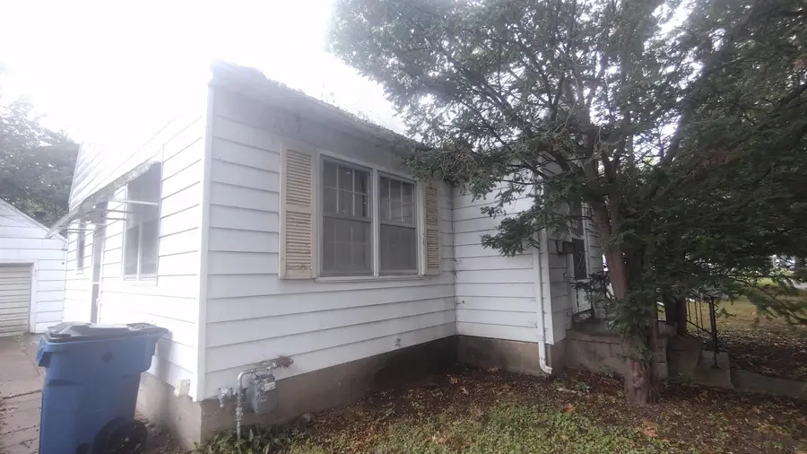 827 Kern Street, Waterloo, IA 50703 - #2