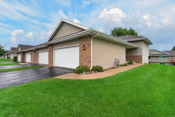 1447 Asbury Lane, Waterloo, IA 50701