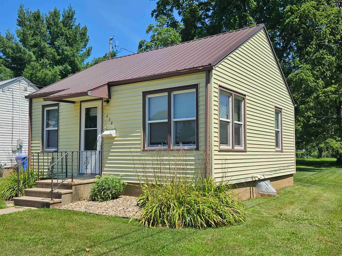 415 W 4th Street, Cresco, IA 52136 - #1