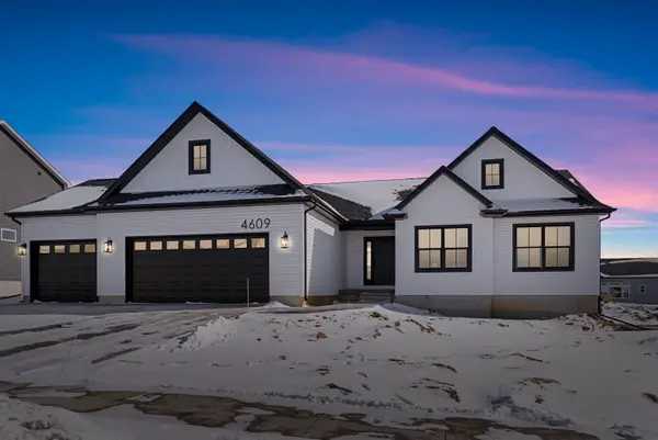 1427 Sandstone Lane, Cedar Falls, IA 50613