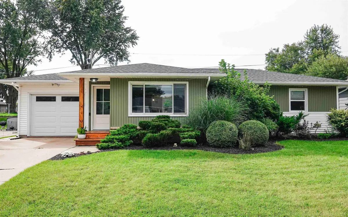 818 Loretta Avenue, Waterloo, IA 50702 - #1