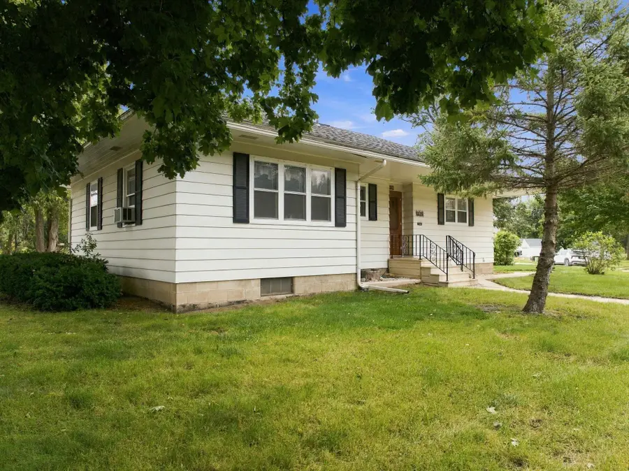 102 S Walnut Street, Sumner, IA 50674 - #2