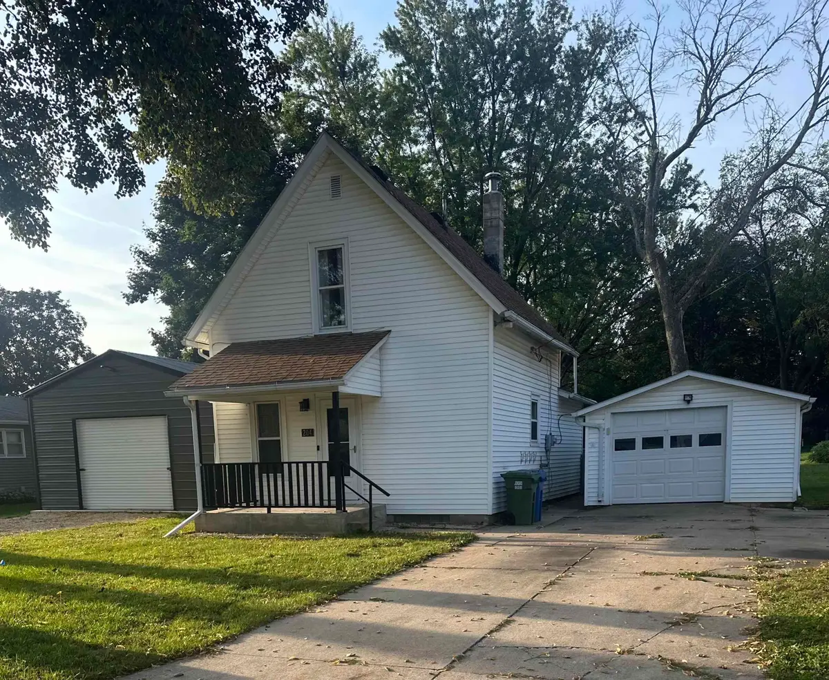 204 8th Street, Charles City, IA 50616 - #1