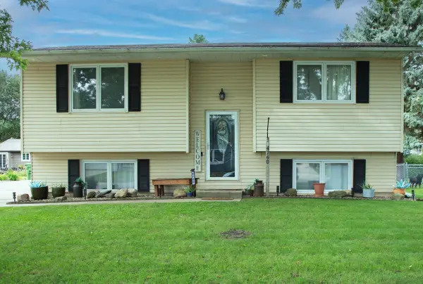 4760 Edgebrook Drive, Waterloo, IA 50701