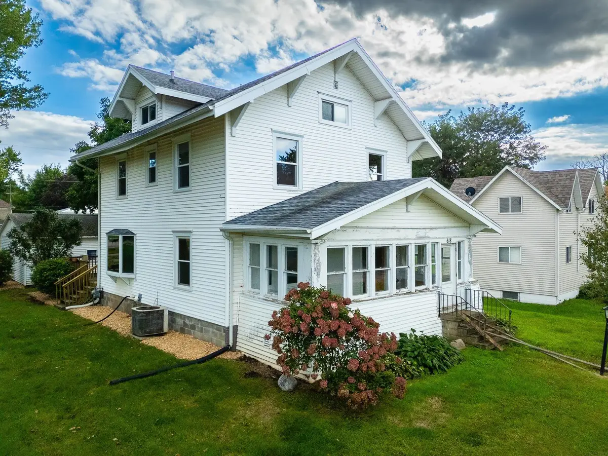 618 4th Street, Gladbrook, IA 50635 - #1