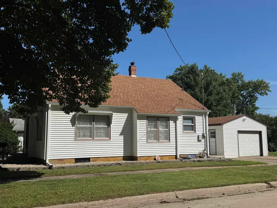 910 Cedar Street, Charles City, IA 50616 - #2