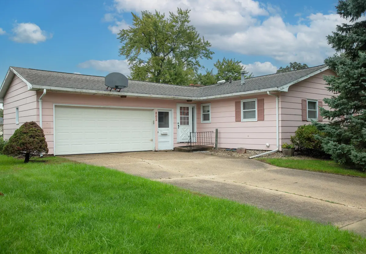 802 11th Ave Nw, Waverly, IA 50677 - #1