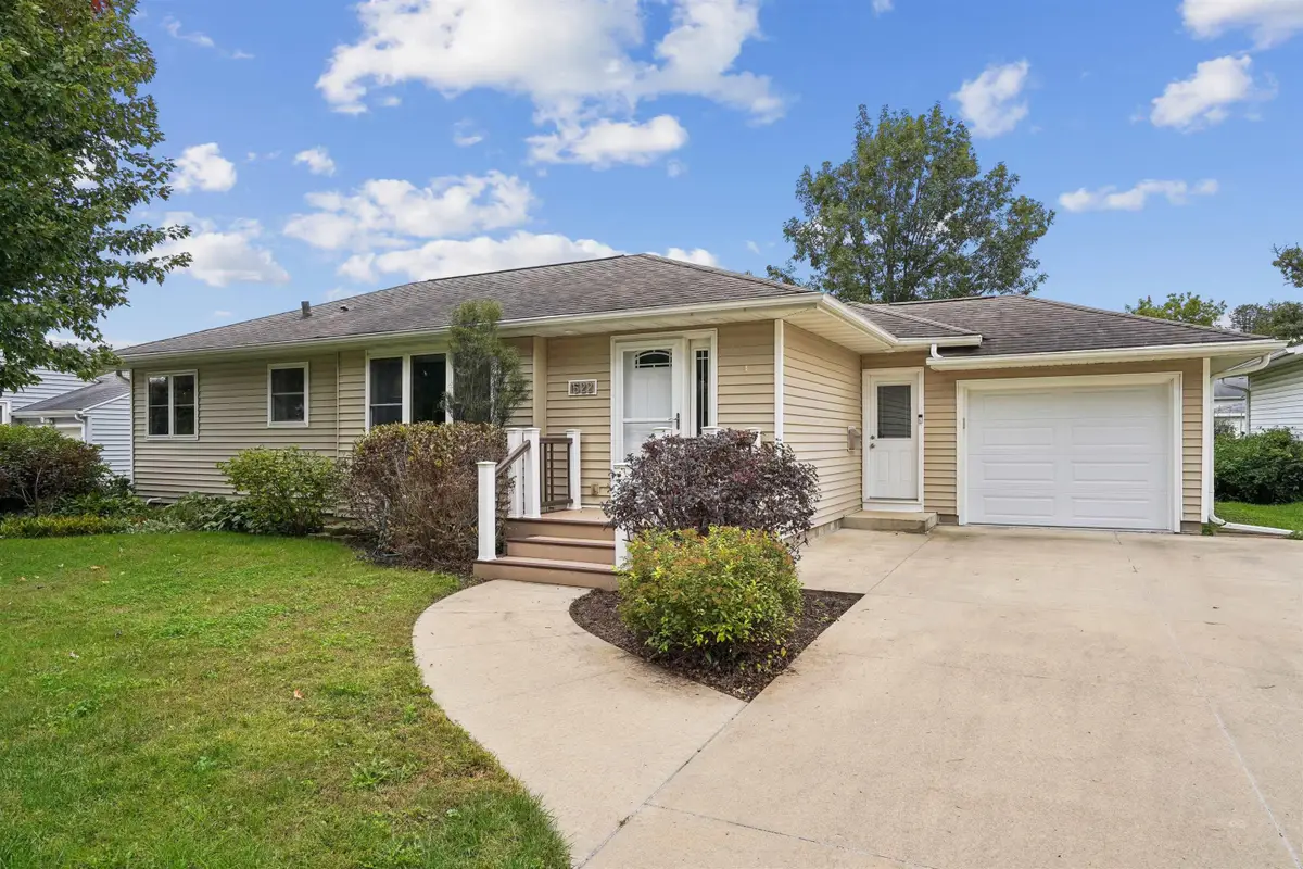 1522 W 7th Street, Cedar Falls, IA 50613 - #1