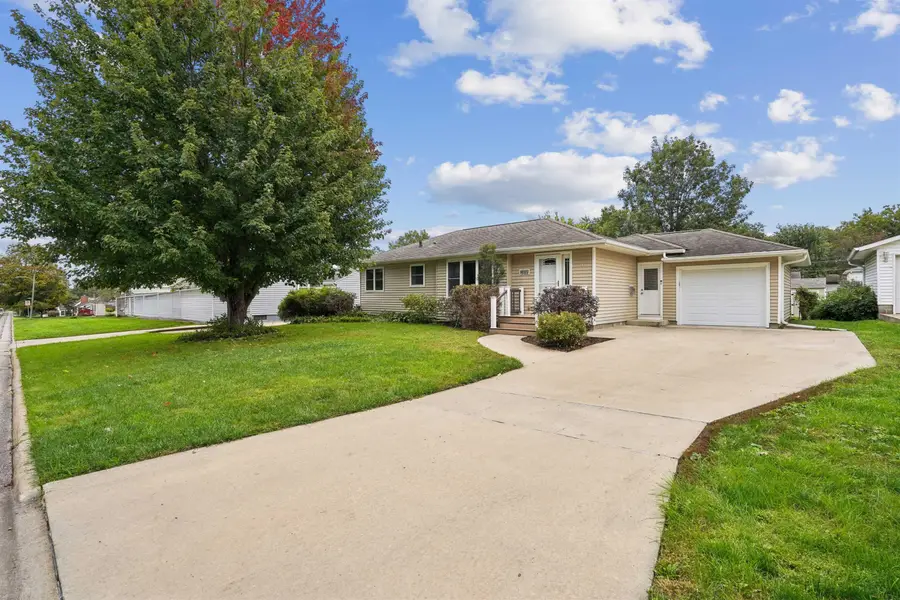 1522 W 7th Street, Cedar Falls, IA 50613 - #2