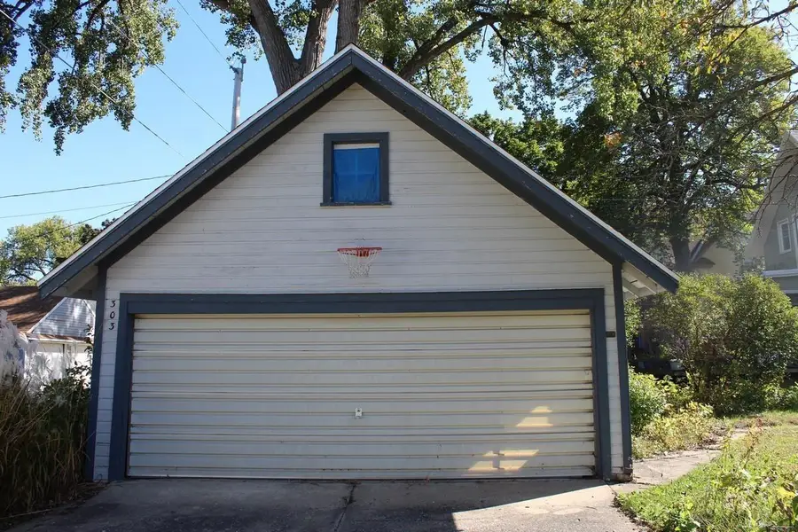 303 3rd Avenue, Charles City, IA 50616 - #3