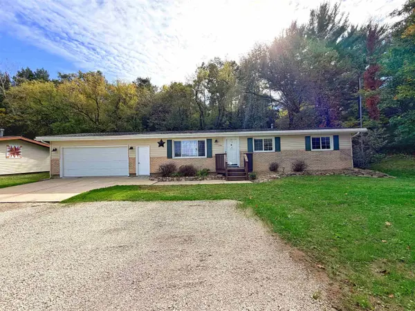1789 Old Stage Road, Decorah, IA 52101