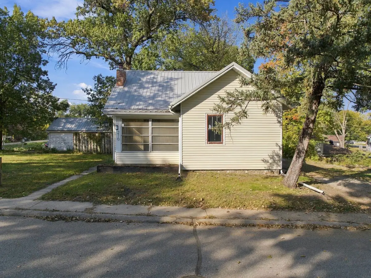 210 Poplar Avenue, Waterloo, IA 50703 - #1