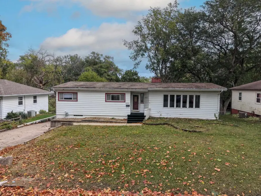 2231 W 8th Street, Waterloo, IA 50702 - #2