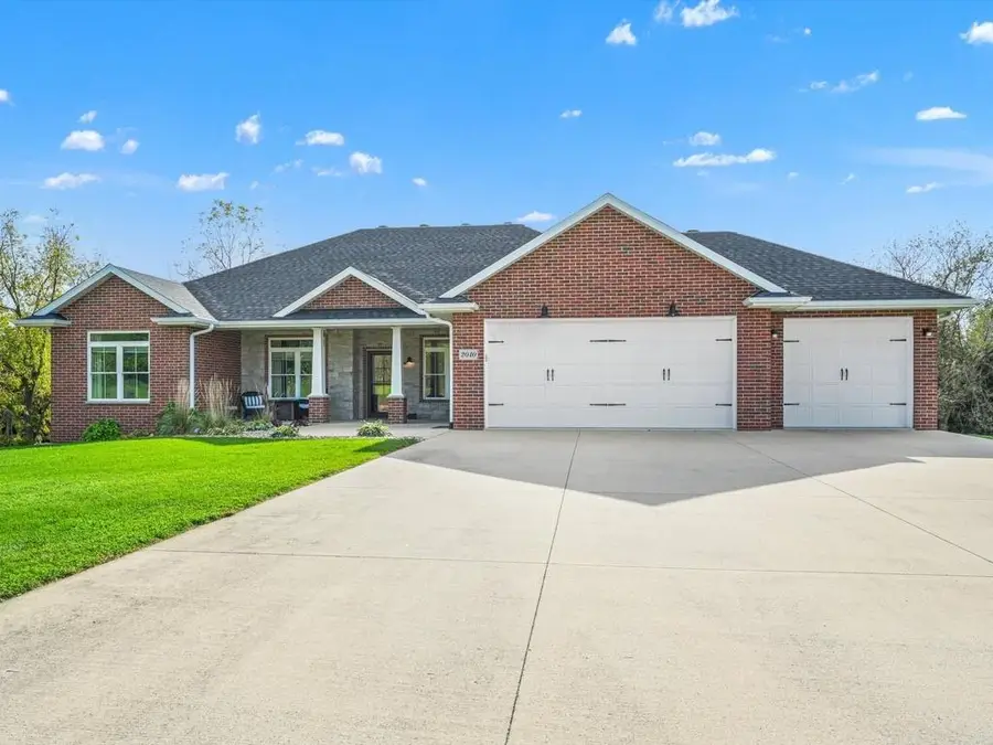2040 Cedar Hill Ave Se, Dyersville, IA 52040 - #2