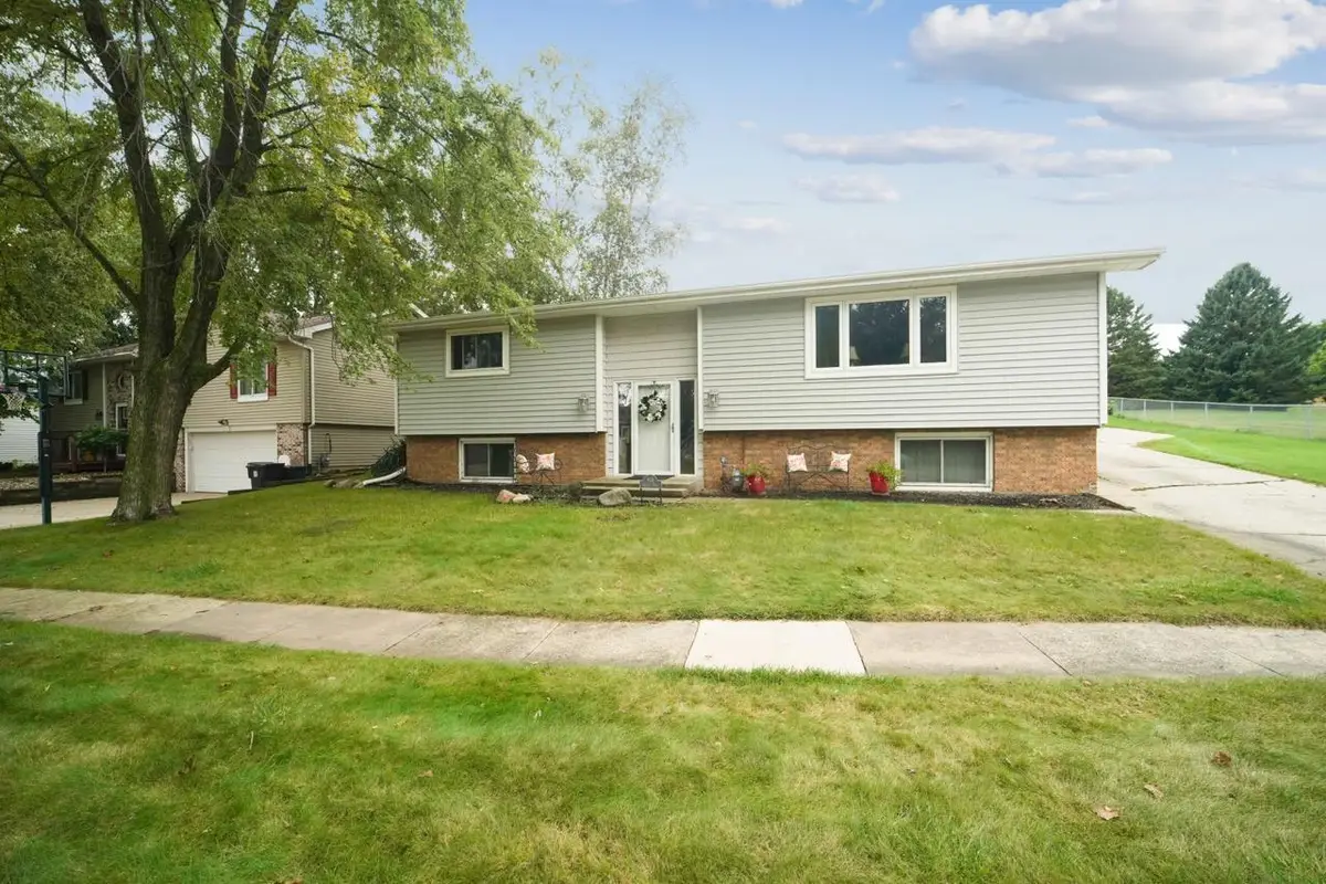 909 Barnett Drive, Cedar Falls, IA 50613 - #1