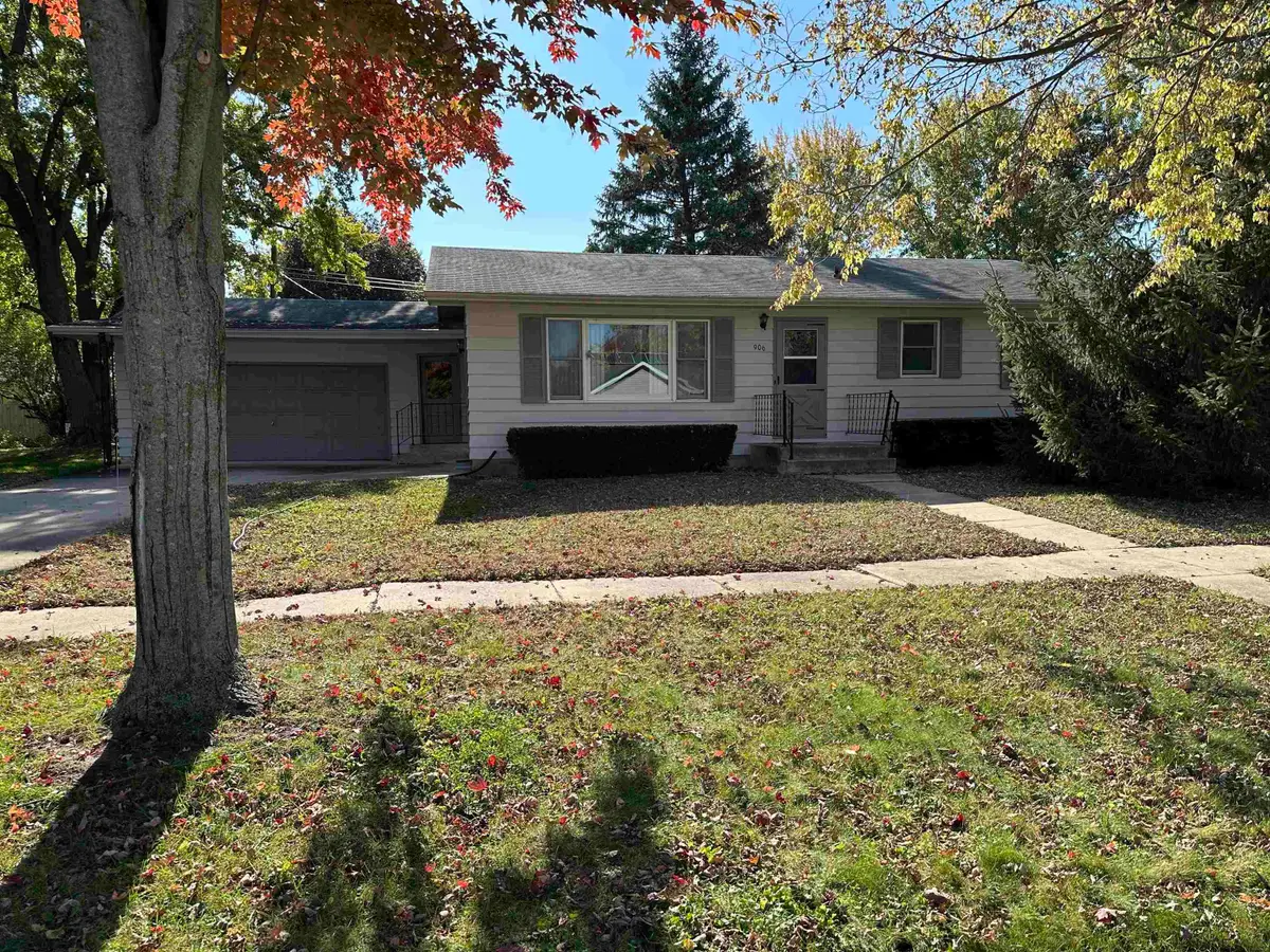 906 9th Street, Charles City, IA 50616 - #1