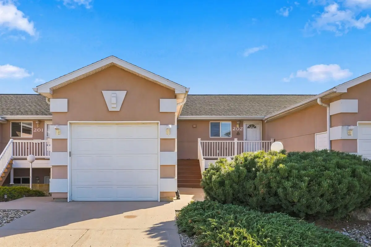 1716 W 18th Street, Cedar Falls, IA 50613 - #1