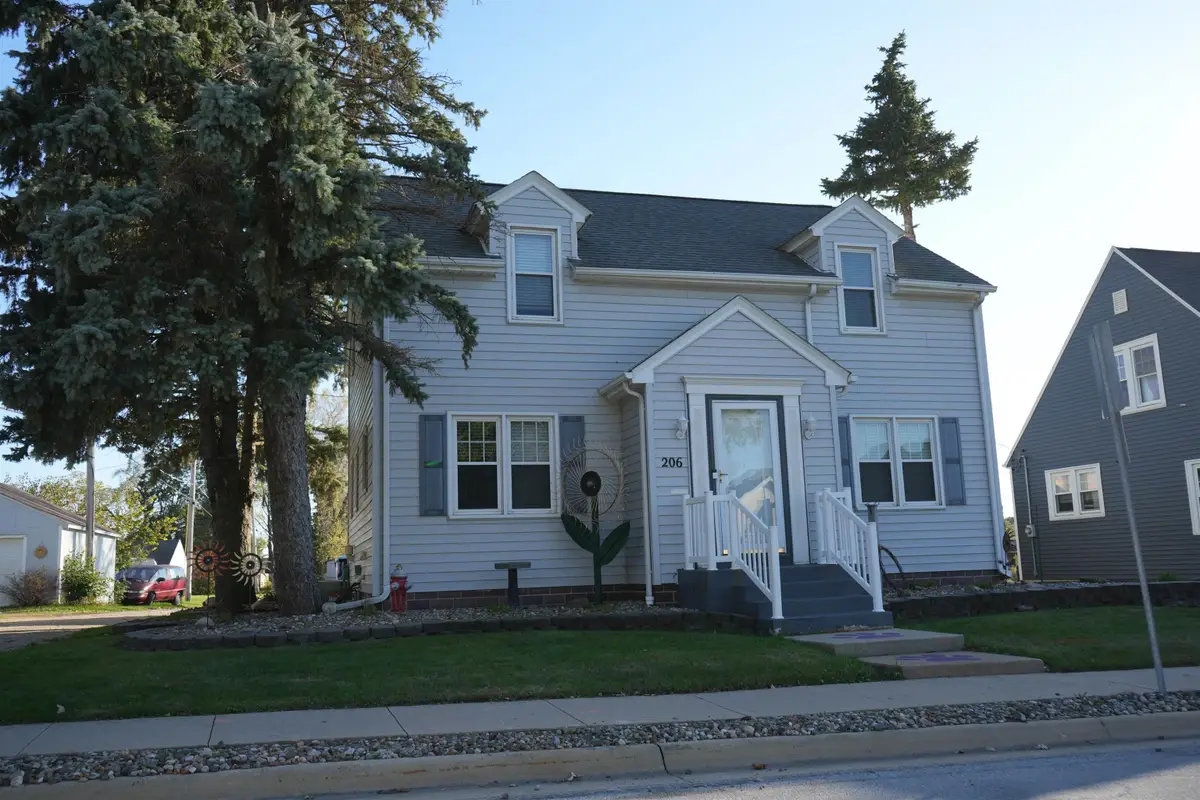 206 3rd St S.e., Oelwein, IA 50662 - #1
