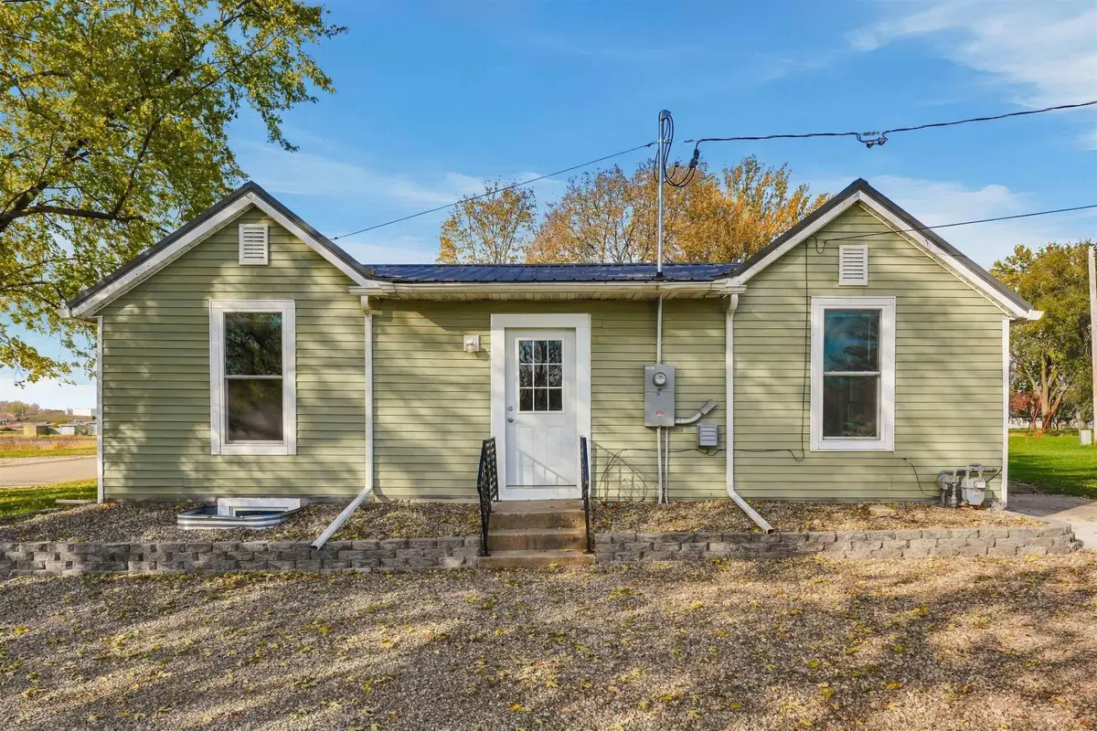 405 Grant St, Manchester, IA 52057 - #1