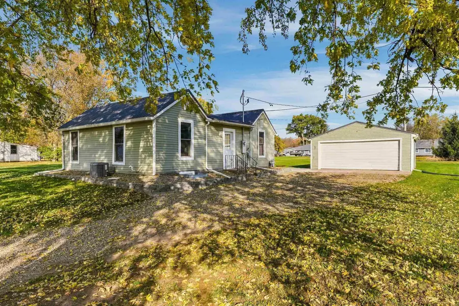 405 Grant St, Manchester, IA 52057 - #2