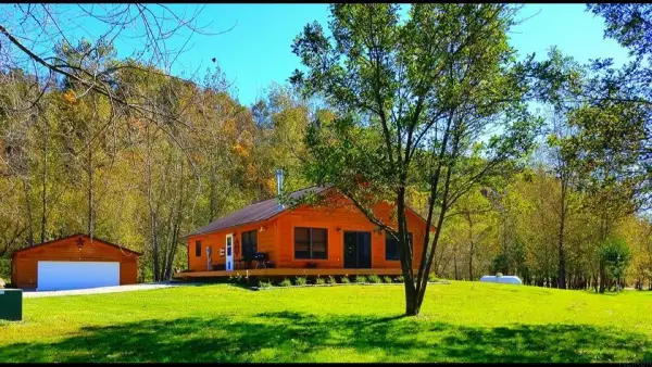 1725 Brady Drive, Waterville, IA 52170