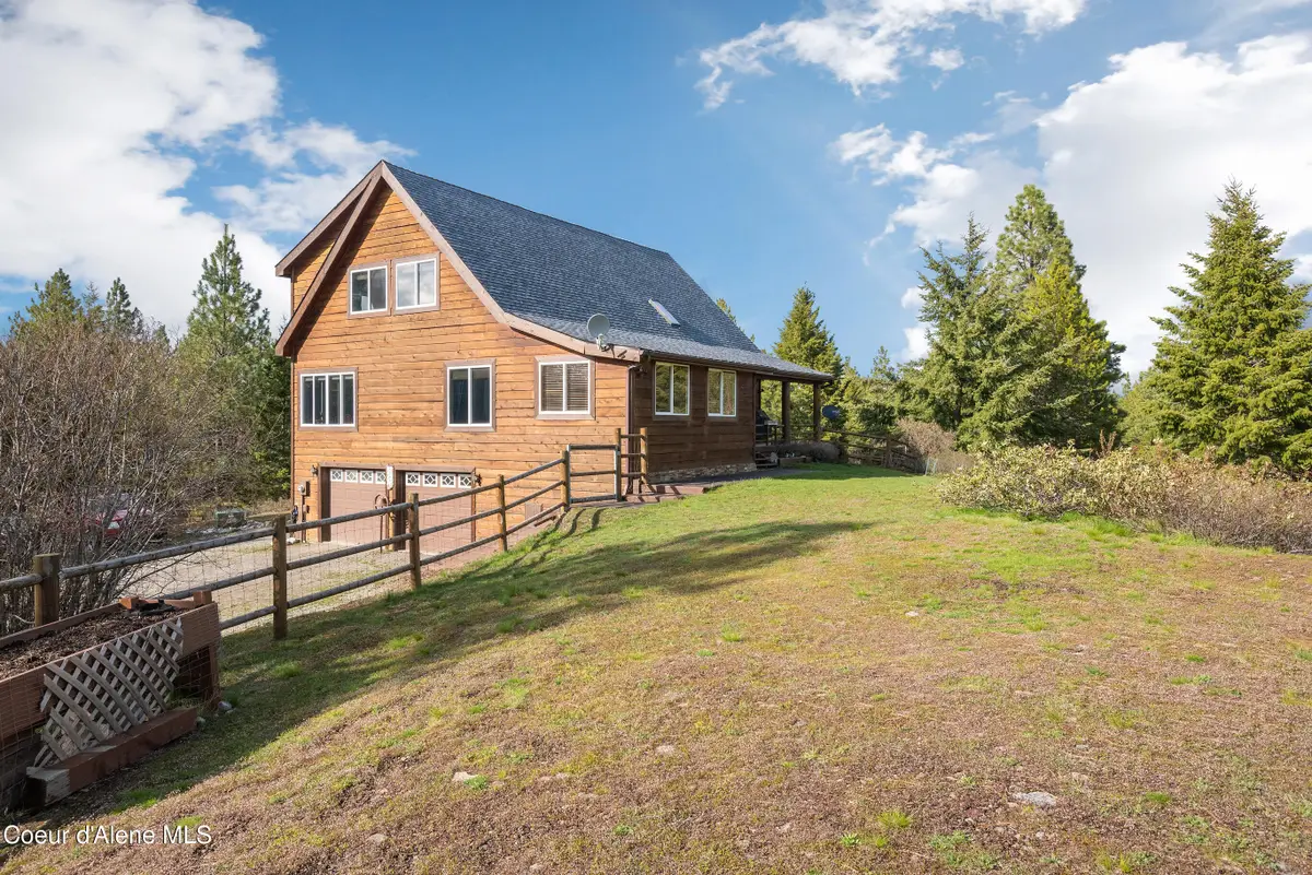 9067 W COEUR D ALENE DR, Spirit Lake, ID 83869 - Image #1