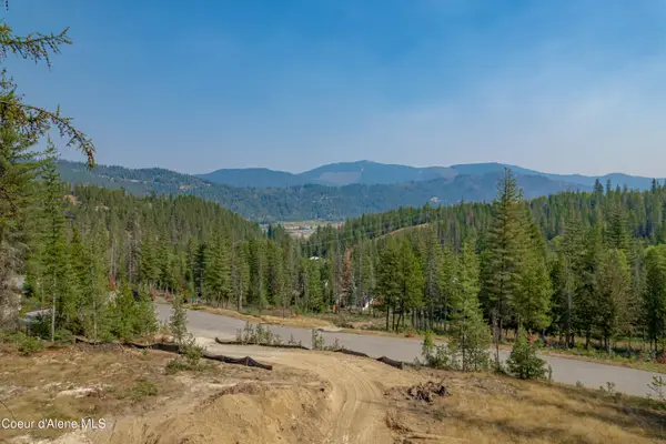 107 Blazing Saddle Ct, Pinehurst, ID 83850