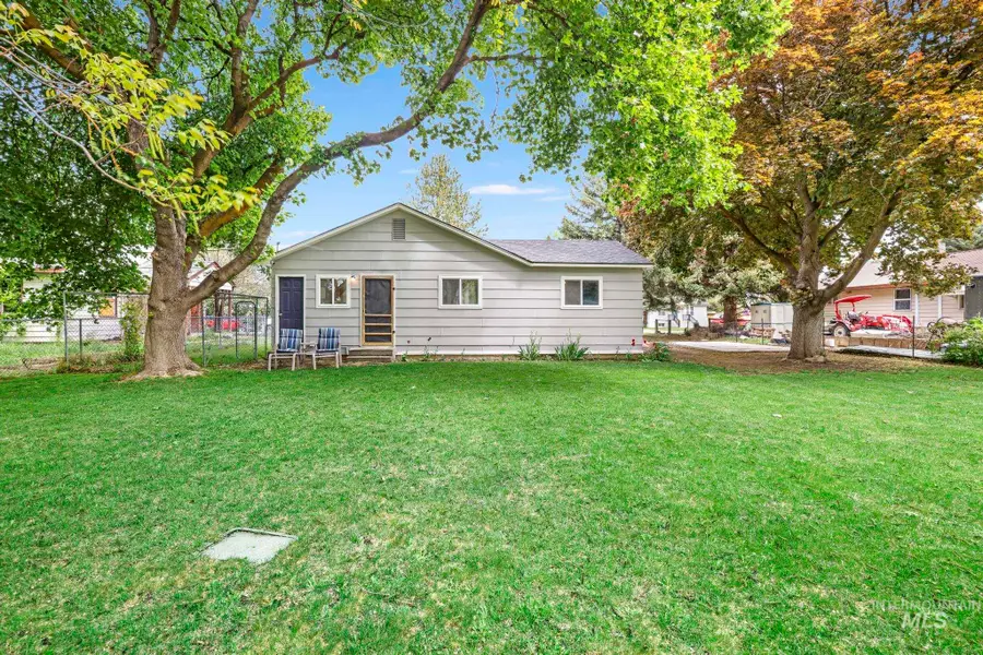 420 E 3rd St, Shoshone, ID 83352 - Image #2