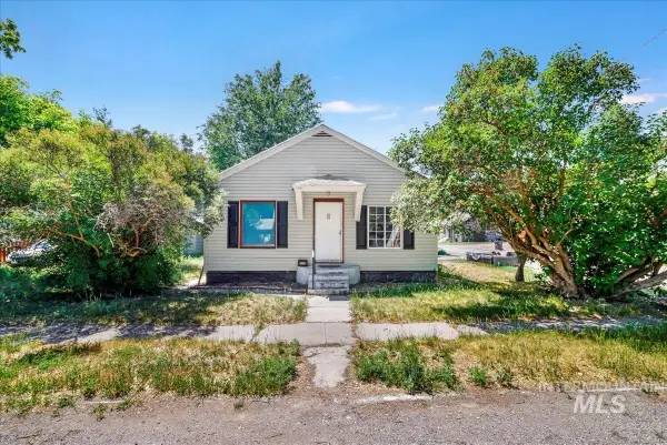 202 E 2nd St, Shoshone, ID 83352