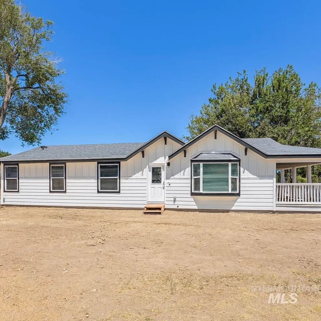 320 E Arthur Ave, Glenns Ferry, ID 83623 - Image #1