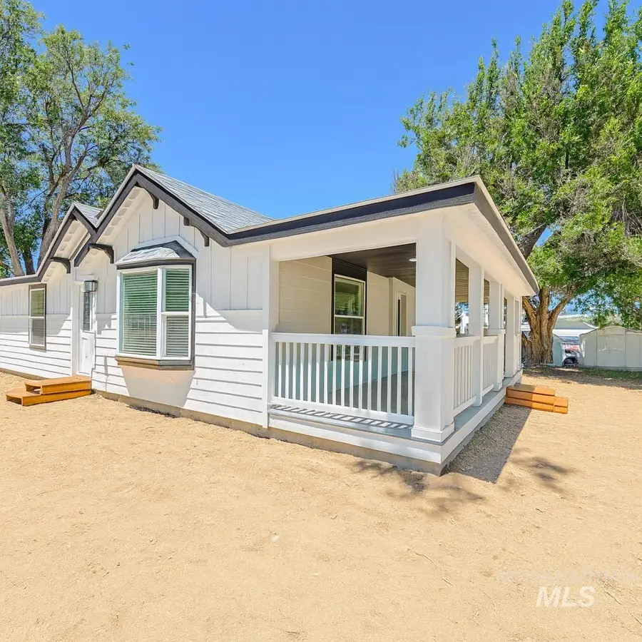 320 E Arthur Ave, Glenns Ferry, ID 83623 - Image #2