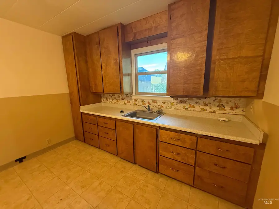 444 E 4th Ave, Glenns Ferry, ID 83623 - Image #3