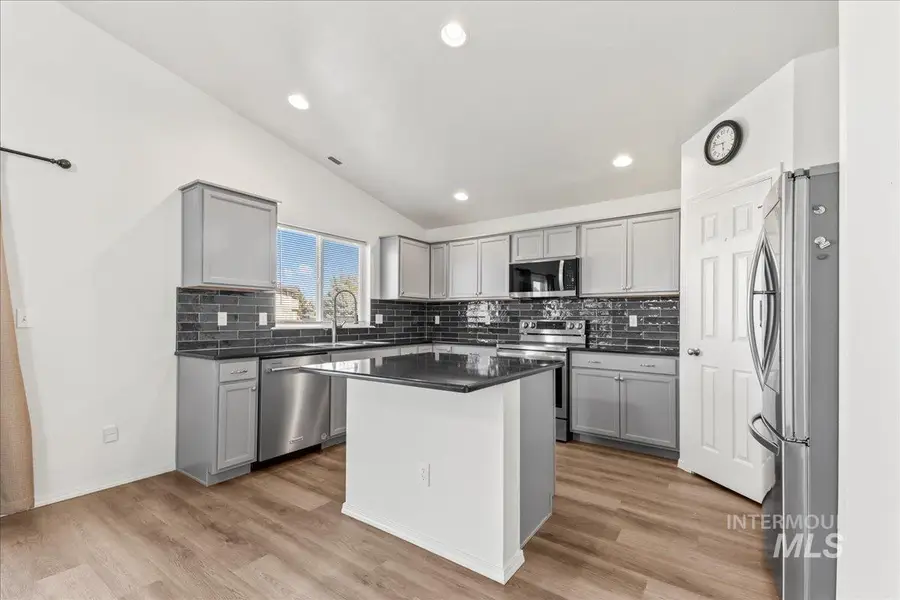 890 SW Lago St, Mountain Home, ID 83647 - Image #2