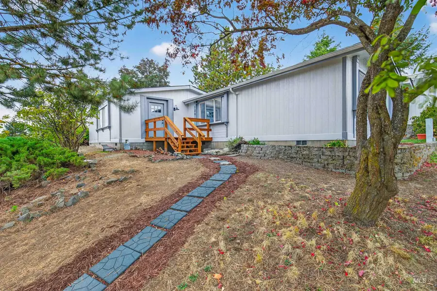 128 E Persimmon St, Genesee, ID 83832 - Image #2