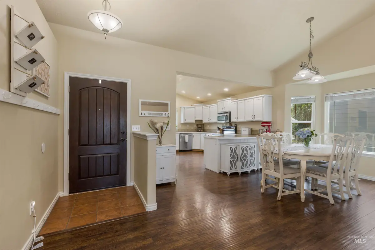 2493 S Skyview Dr, Nampa, ID 83686 - Image #1